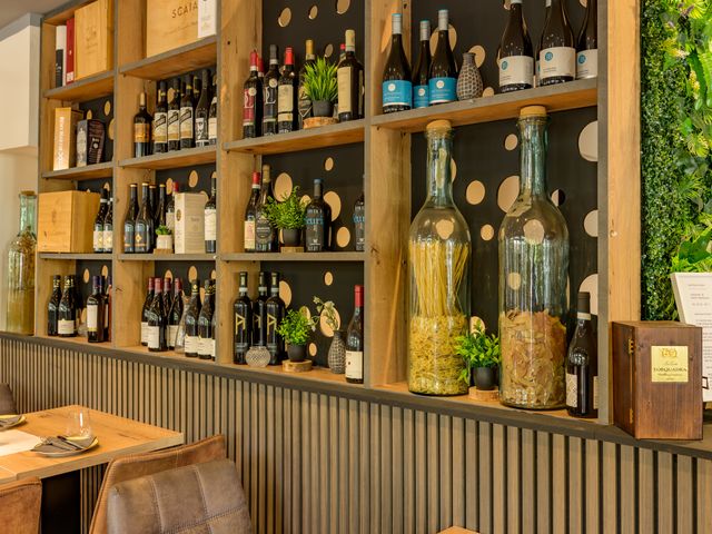 Weinregal im Restaurant