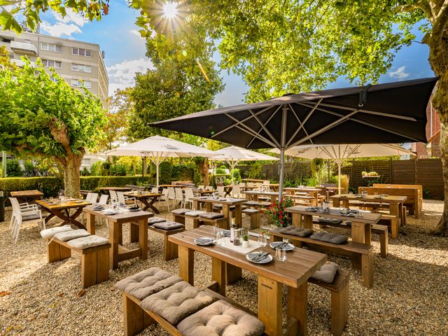 Terrasse unter Platanen