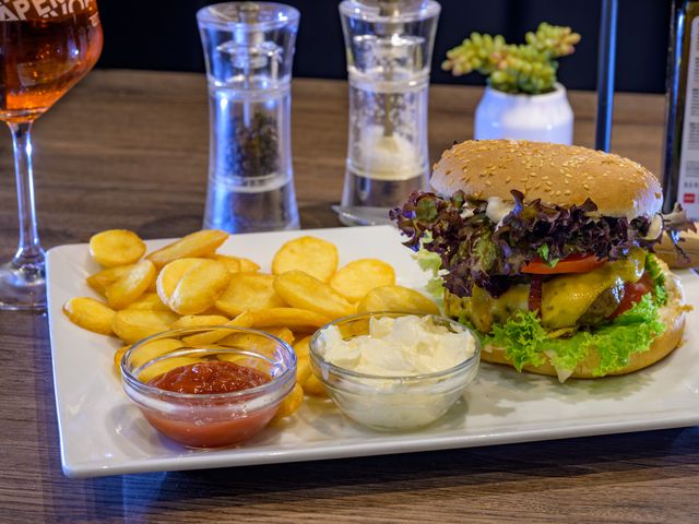 Burger mit Pommes